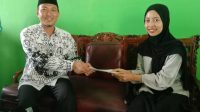 Cut Wima Umi Ana bersama Kepla MTs. Achmad Hifzil Haq saat menyerahkan surat izin penelitian