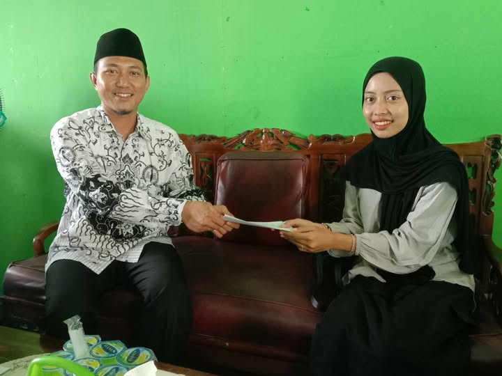 Cut Wima Umi Ana bersama Kepla MTs. Achmad Hifzil Haq saat menyerahkan surat izin penelitian