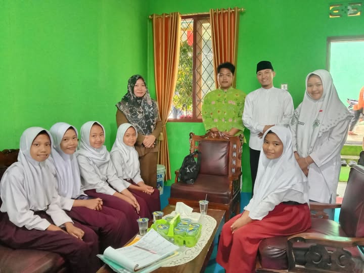 Siswa SDN 54 Kaur Sedang Mendaftar di MTs. Makrifatul Ilmi