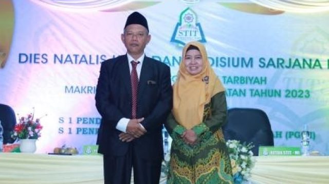 Dokumen Foto Nyai Hj. Siti Halimah bersama KH. Abdullah Munir