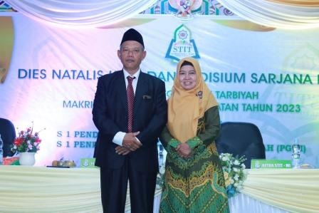 Dokumen Foto Nyai Hj. Siti Halimah bersama KH. Abdullah Munir