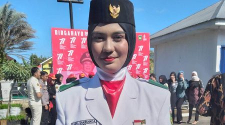 Santri Makrifatul Ilmi Bengkulu Selatan terpilih menjadi Pasukan Pengibar Bendera (Paskibra) pada upacara peringatan HUT Ke 77 Kemerdekaan RI di Lapangan Rumah Dinas Bupati Bengkulu Selatan. Tasya Khoirunnisa adalah salah satu petugas pengibar bendera (Pasukan 17), saat ini dirinya duduk dibangku Madrasah Aliyah (MA) Makrifatul Ilmi Bengkulu Selatan kelas XI IPA. "Banyak banget ilmu dan pengalaman yang kami dapati dalam proses latihan dan persiapan menjelang pengibaran bendera, khususnya dalam hal sikap dan mental," Tasya Khoirunnisa, ditemui usai upacara. Alhamdulillah, lanjut Tasya, kami beserta kawan-kawan semua dapat menjalankan tugas hari ini dengan baik. Terima kasih yang tak terhingga kepada seluruh pembina, yang telah melatih dan mendidik kami, hingga semua tugas dapat kami selesaikan. Menurutnya, menjadi kebanggan tersendiri bagi dirinya (Tasya-red) kala menjadi pasukan pengibar bendara pusaka (Paskibraka). Sebab, mulai dari seleksi, latihan dan karantina semua harus diikuti. Momen Ketemu Alumnus se-Almamater Ada keseruan yang Tasya temui saat menjalani berbagai rangkaian persiapan pengibaran bendera 17 Agustus 2022 ini. Diantara pasukan Paskibraka Bengkulu Selatan 2022 ini, ternyata ada tiga teman sekelas waktu Tasya masih di MTs. Makrifatul Ilmi dulu. ketiganya yakni, Musyafa, Nando, Rahmat Arel yang kini melanjutkan di sekolah lain. "Seru rasanya bisa ketemu kawan-kawan waktu MTs dulu, meski sekarang sudah tidak se-madrasah temen-temen tetap masih kompak dan berprestasi seperti saat MTs dulu," ujar Tasya tersenyum. Musyafa, Nando, Rahmat Arel merupakan alumnus Madrasah Tsanawiyah Makrifatul Ilmi seangkatan dengan Tasya Khoirunnisa. Official_website