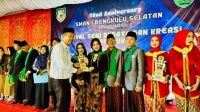 Foto penyerahan piala - MA Makrifatul Ilmi Raih Juara 2 Lomba Tari Andun