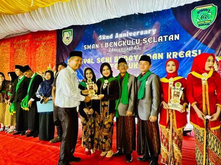 Foto penyerahan piala - MA Makrifatul Ilmi Raih Juara 2 Lomba Tari Andun