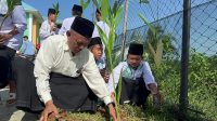 KH. Abdullah Munir Saat Menanam Pohon bersama santri