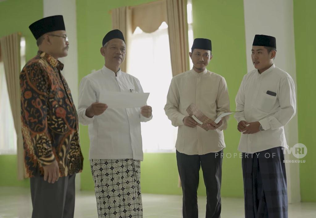 Dr. H. Abdullah Munir, M.Pd. (Pakai Kain Sarung Putih) sedang memberi pengarahan para Ustad PPMI - Foto Aset TVRI